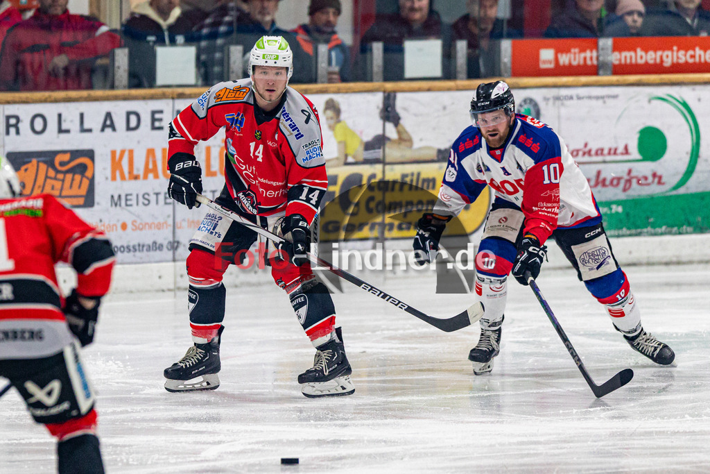 TSV Peißenberg Miners vs ESC Dorfen Eispiraten | Eishockey Bayernliga 2023/2024, TSV Peißenberg Miners vs ESC Dorfen Eispiraten, 20231229,
Lukas ARTUS (Miners 14) in Aktion,
2023-12-29 in Peißenberg (Eisstadion)
14 Lukas ARTUS (Miners 14), 10 Florian BRENNINGER (Eispiraten 10)
Copyright: WolfgangxLindner foto-lindner.de