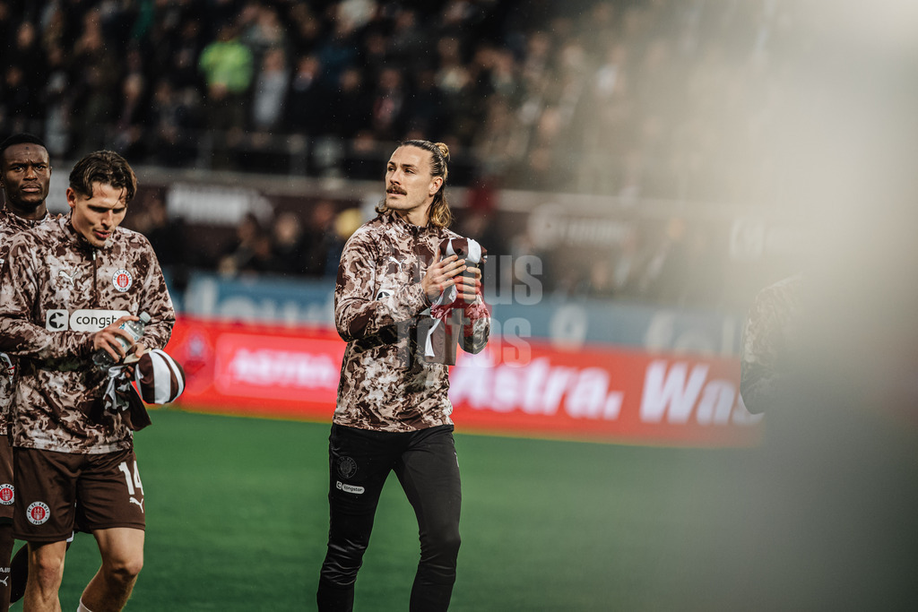 Fußball | Männer | Saison 2025/2026  | Fußball-Bundesliga | 09. Spieltag | FC St. Pauli vs. Borussia Mönchengladbach | 01.11.2025 | Jackson Irvine (#7, FC St. Pauli) läuft ins Stadion ein