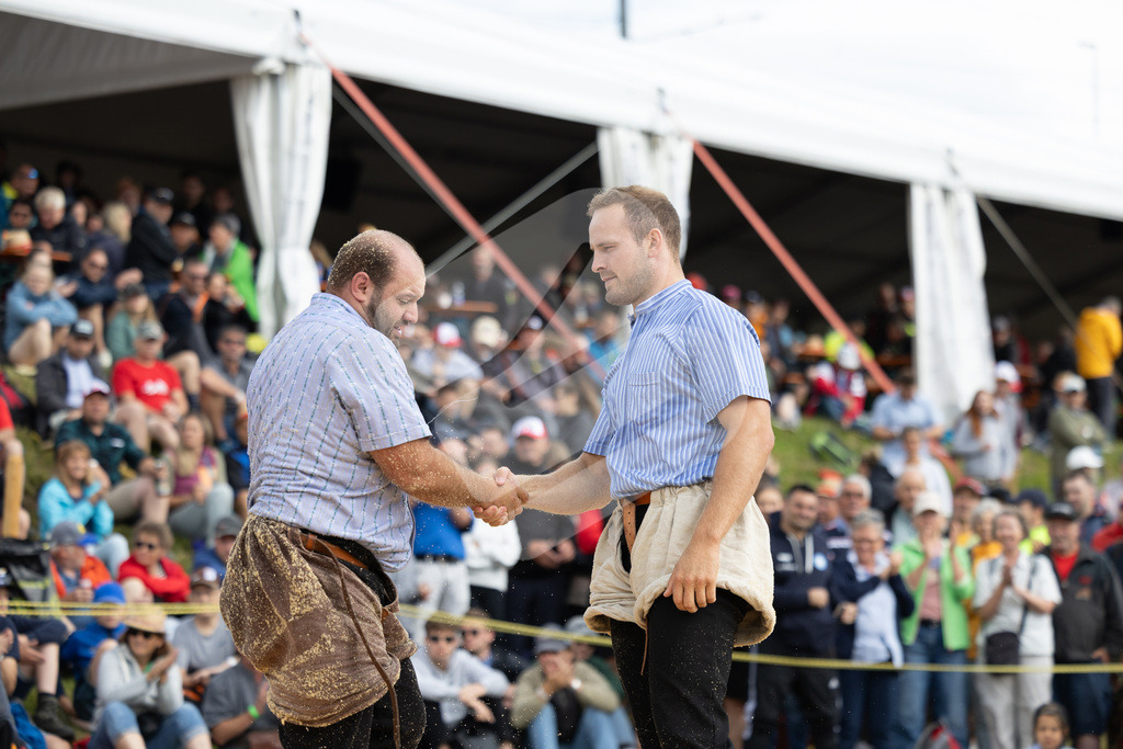 Rigi2025_1037 | Die Schwinger des Schwyzer Kantonalen Schwingerverbandes: Fotos, die Dynamik und Leidenschaft festhalten, sowie emotionale Momente aus dem traditionellen Schwingsport zeigen. - Realisiert mit Pictrs.com