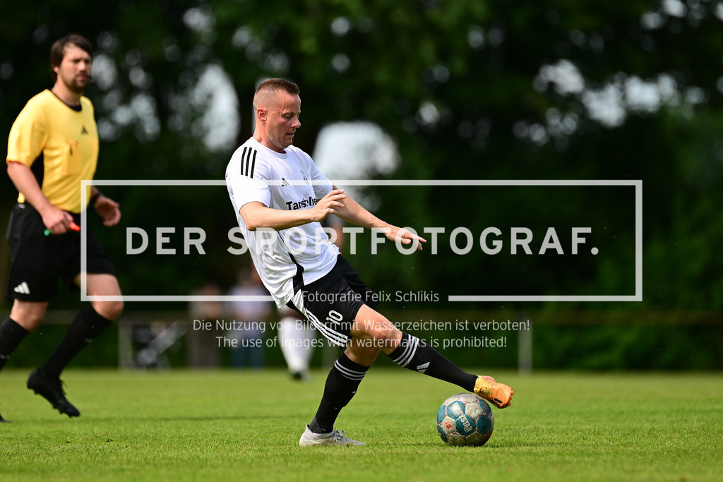 Fußball I Herren I Saison 2024-2025 I Bezirksliga I 34. Spieltag I VSV Hedendorf-Neukloster - FC Cuxhaven I 044681 | Der Sportfotograf. - Realisiert mit Pictrs.com