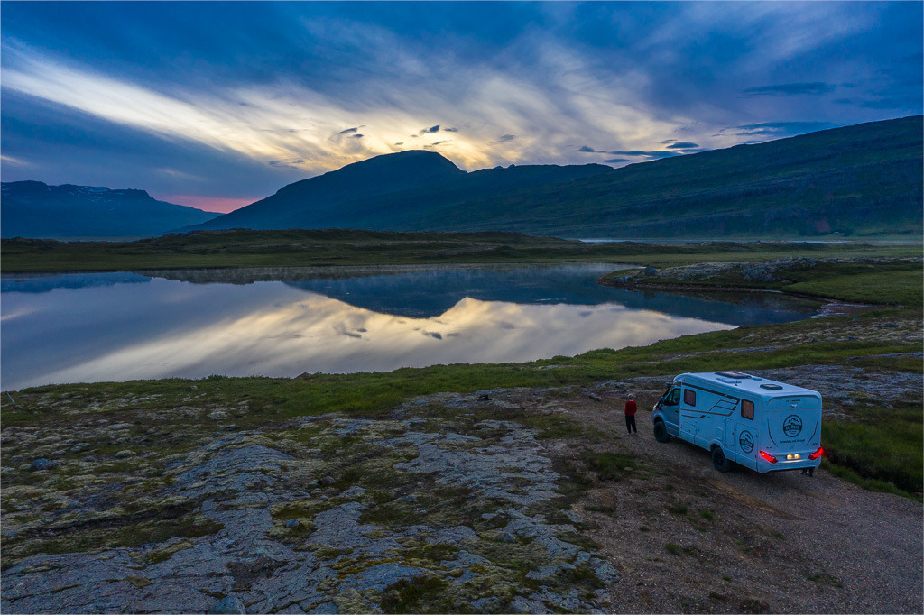 island-2020-432 | Alleine in der Landschaft von Ostisland (Austurland), hier abends am See Mjóavatn. - Realisiert mit Pictrs.com
