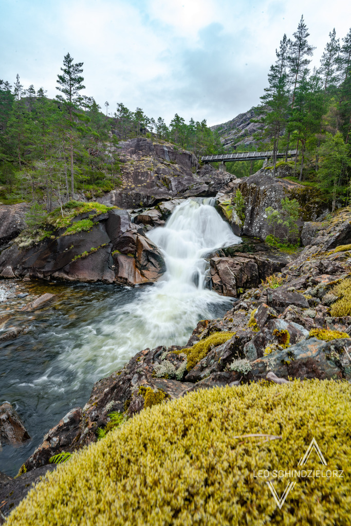 Fotografie_Leo_Schindzielorz_NO_Sommer_Fossen_20220810_A7R03004_org | Atmosphärische Landschaftsbilder & Drohnenaufnahmen aus dem Allgäu, Tirol, Südtirol & der Schweiz – ideal für Leinwanddrucke & zur stilvollen Raumgestaltung. - Realisiert mit Pictrs.com