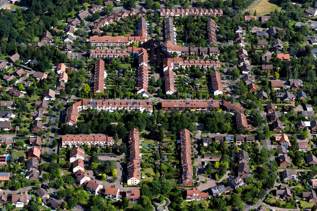 4035143 | BRAUNSCHWEIG 31.07.2020 Wohngebiet - Mischbebauung der Mehr- und Einfamilienhaussiedlung an der Olbrichtstraße im Ortsteil Kanzlerfeld in Braunschweig im Bundesland Niedersachsen, Deutschland. // Residential area - mixed development of a multi-family housing estate and single-family housing estate on street Olbrichtstrasse in the district Kanzlerfeld in Brunswick in the state Lower Saxony, Germany. Foto: Gerhard Launer