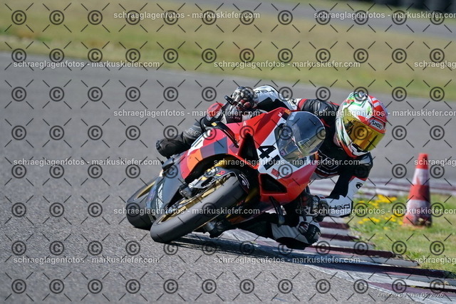 26BT02-0333 | markuskiefer.com - Realisiert mit Pictrs.com