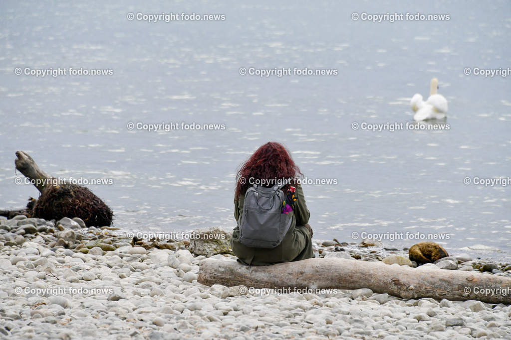 Deutschland_ Baden-Wuerttemberg Friedrichshafen am Bodensee_ 28.03.2025-16 | 28.03.2025, Deutschland, GER, Baden Wuerttemberg, Friedrichshafen am Bodensee, im Bild Stadtansichten, Uferpromenade, Niedrigwasser, See, Ufer, Trockenheit, Niederschlag, Feature, Travel, Tourismus, Frau, entspannen, Bodensee