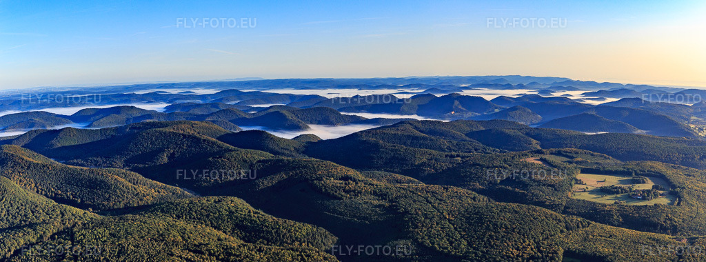 Vue aérienne: Panorama du Wasgau depuis le sud à Langensoultzbach dans le département Bas Rhin, France – .Photo: IMG_138863-Pano.jpg prise le 24/09/2023 par Werner Riehm/FLY-FOTO.eu – Résolution de l'original: 10859 x 4027 px