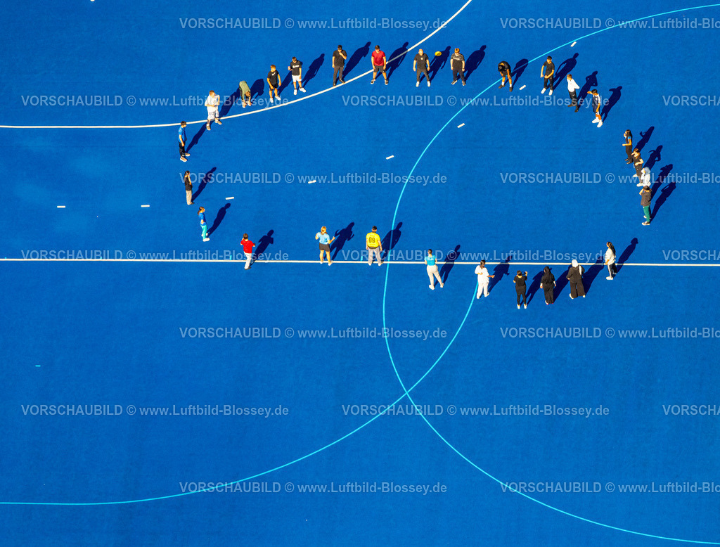 Velbert240812687 | Luftbild, Sportplatz Hockey Club "Rot-Weiss 1922" e. V. Velbert, jugendliche Sportler auf einem blauen Sportplatz, Schulsport mit Leibesübungen, Velbert, Ruhrgebiet, Nordrhein-Westfalen, Deutschland