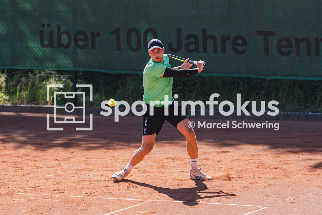 Wuppertaler Tennis-Stadtmeisterschaften | Jan Henri Augustat (Bayer Wuppertal) bei einer Vorhand. Herren-Finale der Wuppertaler Tennis-Stadtmeisterschaften, Wuppertal, 09.08.2026. - Realisiert mit Pictrs.com