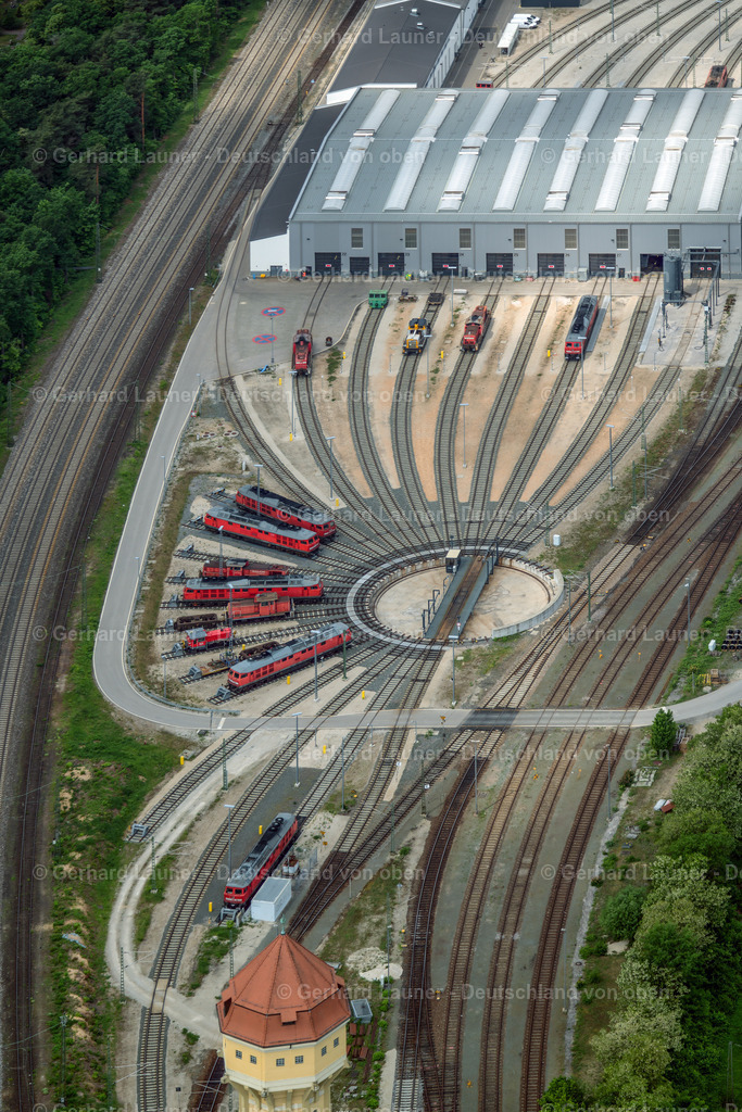 3803086 | NüRNBERG 21.08.2021 Gleisanlagen und Schienenstrecken am Rundschuppen ( auch Lokschuppen, Lokhalle oder Triebfahrzeughalle ) des Bahn- Betriebswerkes im Ortsteil Rangierbahnhof in Nürnberg im Bundesland Bayern, Deutschland. Weiterführende Informationen bei: DB Netz AG,  Deutsche Bahn AG. // Trackage and rail routes on the roundhouse - locomotive hall of the railway operations work in the district Rangierbahnhof in Nuremberg in the state Bavaria, Germany. Further information at: DB Netz AG,  Deutsche Bahn AG. Foto: Gerhard Launer