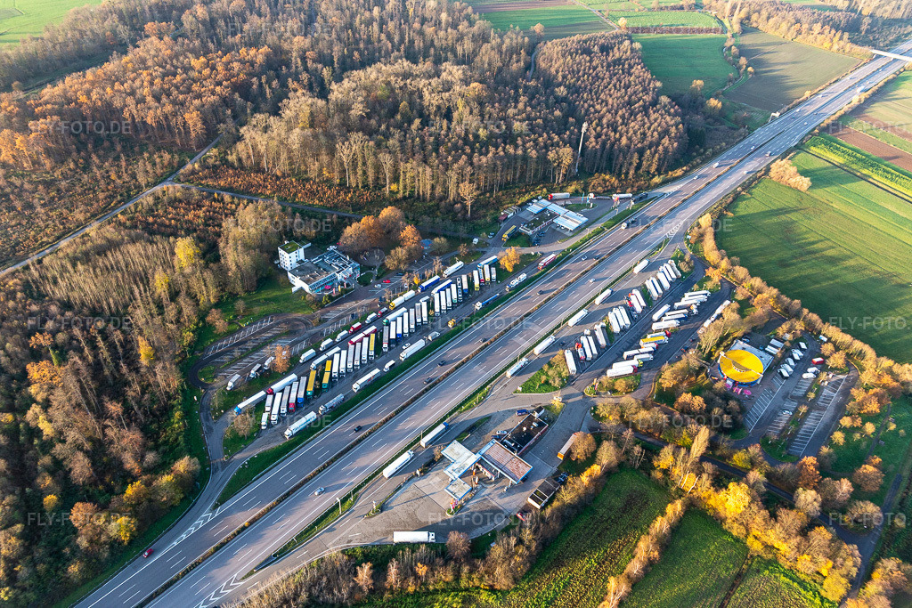 Luftbild: Autobahn Raststätte Renchtal am Rand des Verlaufes der Autobahn BAB A5 mit Aral Tankstelle im Ortsteil Urloffen in Appenweier im Bundesland Baden-Württemberg in Deutschland. Foto: IMG_120007.jpg vom 30.11.2019 durch Werner Riehm/FLY-FOTO.de