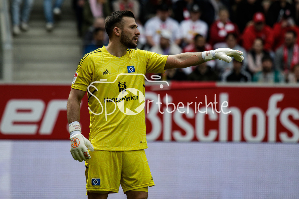SSV Jahn Regensburg - Hamburger SV | HSV Keeper Daniel HEUER FERNANDES (HSV #1) in Aktion / Freisteller / Einzelfoto / Torhueter / Pope´s / DFL REGULATIONS PROHIBIT ANY USE OF PHOTOGRAPHS AS IMAGE SEQUENCES AND/OR QUASI-VIDEO
