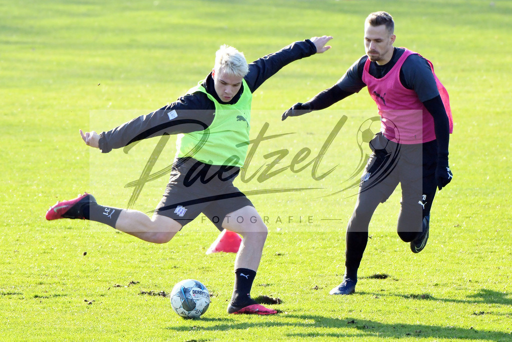 20200207_TRAOSN_0026 | Fußball, Herren: Niklas Schmidt (VfL Osnabrueck) und Maurice Trapp (VfL Osnabrueck) im Zweikampf waehrend der Trainingseinheit des VfL Osnabrueck im Sportpark Illoshoehe am 07.02.2020 in Osnabrueck, Deutschland. - Realisiert mit Pictrs.com