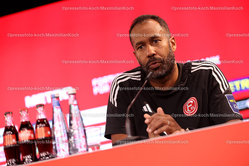 Due09112401090 | 09.11.2024, Fußball, Fortuna Düsseldorf - SC Paderborn 07, 2. Bundesliga, Merkur Spiel-Arena, Saison 2024 2025: Pressekonferenz mit den Trainern nach dem Spiel. Cheftrainer Daniel Thioune (Trainer Fortuna Düsseldorf) DFB regulations prohibit any use of photographs as image sequences and or quasi-video.