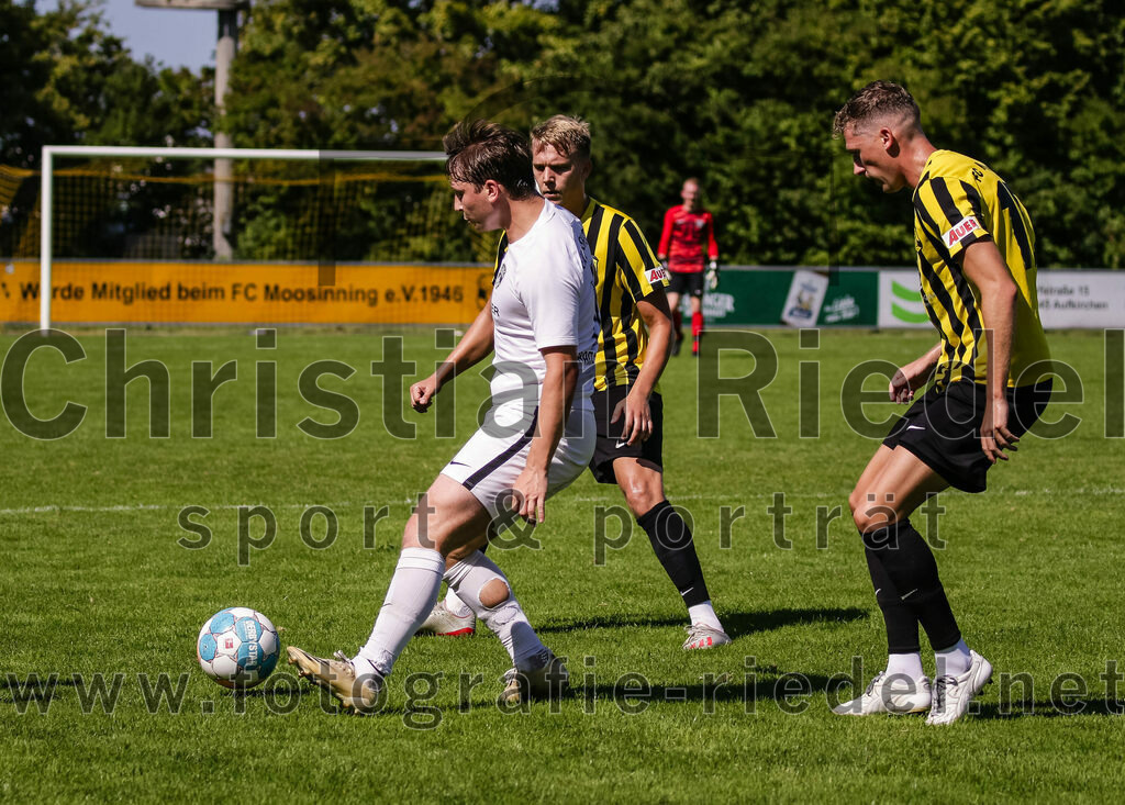 2023-08-19_041_FC_Moosinning_gegen_SV_Reichertsheim | Moosinning, Deutschland, 19.08.2023:
Fußball, Bezirksliga Oberbayern Ost 2023 / 2024, 5. Spieltag, FC Moosinning gegen SV Reichertsheim, Endergebnis: 0:4

Michael Vital (SV Reichertsheim, #17), Florian Jakob (FC Moosinning, #10)

Foto: Christian Riedel / fotografie-riedel.net