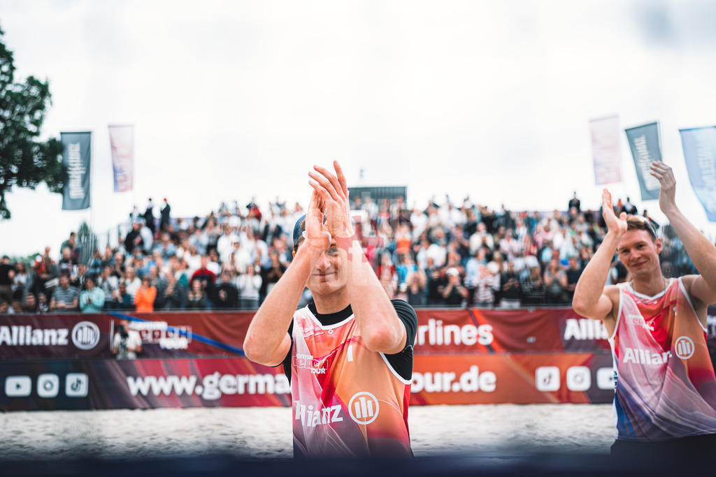 Beachvolleyball | Männer | German Beach Tour 2024 | Tourstop Düsseldorf | 19.05.2024 | Max Just (links) und Robin Sowa (rechts) applaudieren den Fans