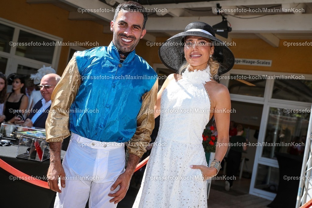 BBmx31082501060 | 2025.08.31, Promis beim Renntag auf der Galopprennbahn Baden-Baden in Iffezheim. Die Gäste genießen die elegante Atmosphäre beim Pferderennen. Siegjockey Faleh Bughenaim zusammen mit Sylvie Meis (Model und Markenbotschafterin des Casino Baden-Baden) nach dem Sieg im Preis um die Goldene Peitsche