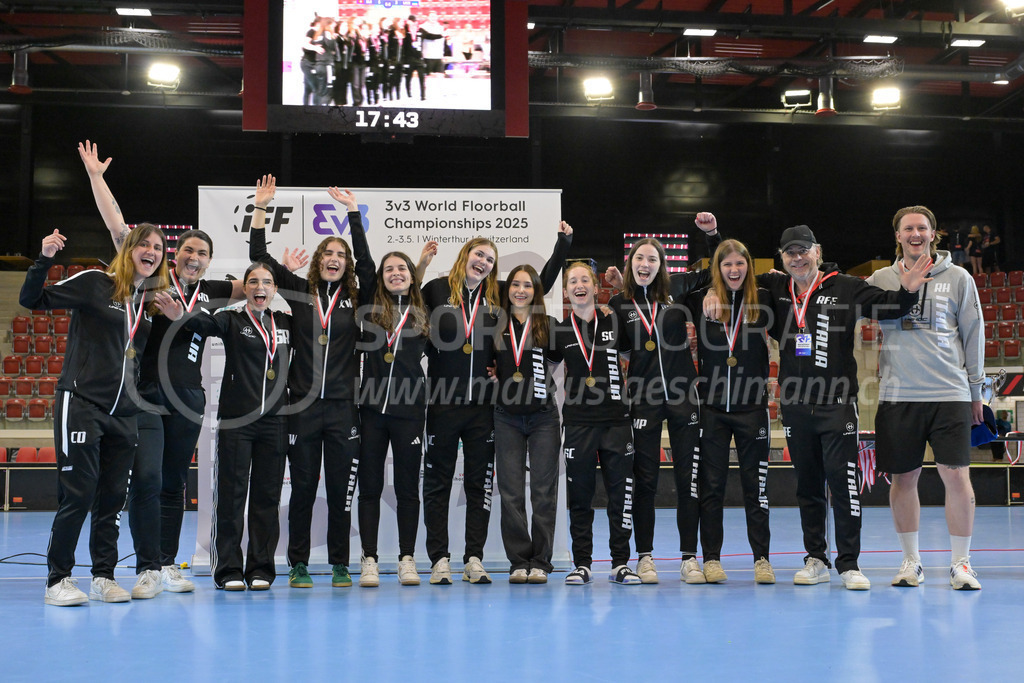 3v3 World Floorball Championships 2025 - Medal Ceremony | Team Italy wins the B final, during 3v3 World Floorball Championships 2025, Switzerland: 03.05.2025, Winterthur, AXA ArenaEvent page: <a href="https://www.u19wfc2025.ch/">www.u19wfc2025.ch</a>Credit: Markus Aeschimann, <a href="https://markus-aeschimann.ch">markus-aeschimann.ch</a>Instagram: <a href="https://instagram.com/sportfotografie.aeschimann">@sportfotografie.aeschimann</a> - Realisiert mit Pictrs.com