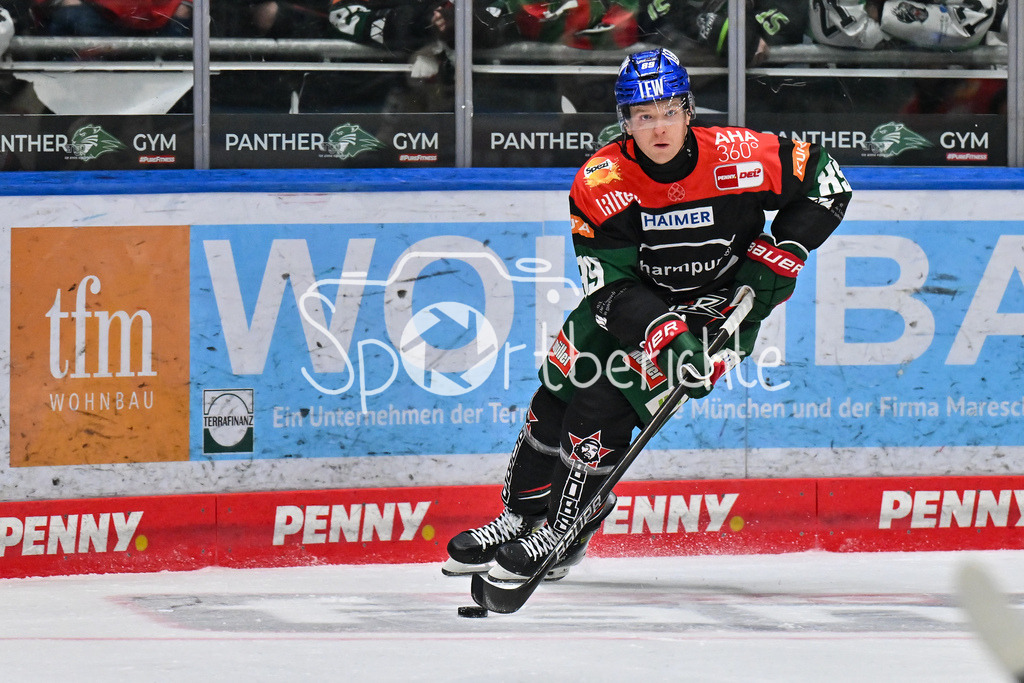 Augsburger Panther - Schwenninger Wild Wings | am Puck Mark ZENGERLE (Augsburger Panther #89) / Freisteller / Einzelfoto / DEL: Augsburger Panther - Schwenninger Wild Wings, Curt Frenzel Stadion am 24.01.2025