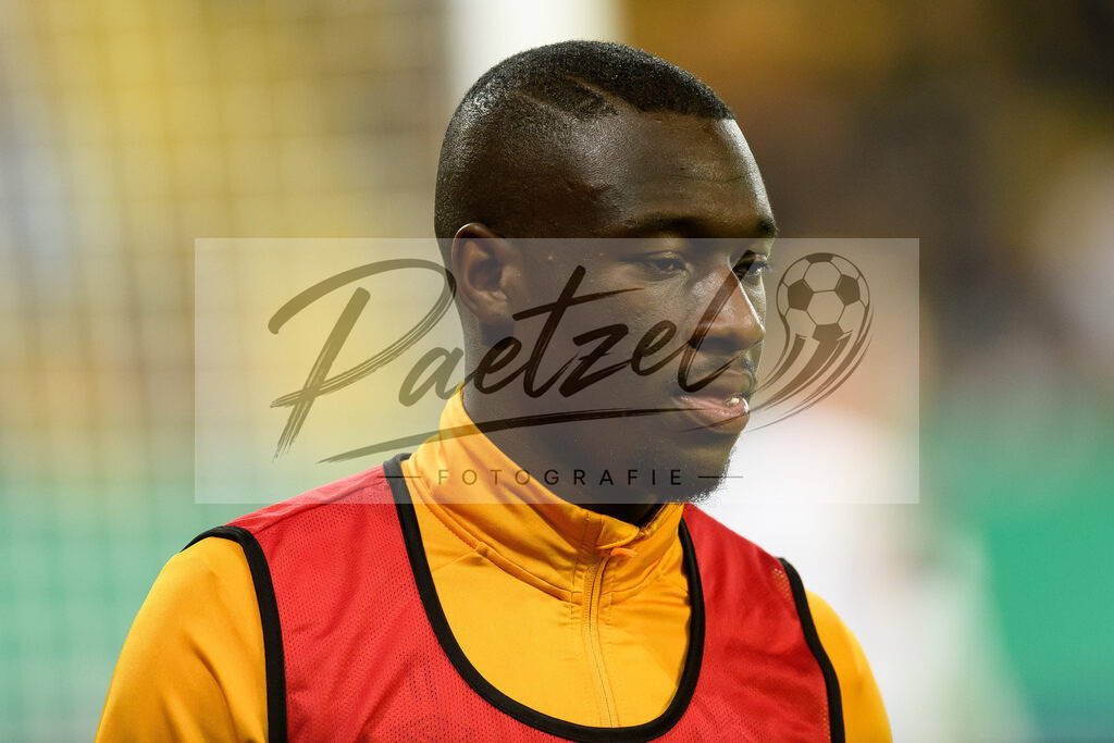 DREPAD20210806_034 | Fussball, Herren: Agyemang Diawusie (SG Dynamo Dresden) schaut beim Spiel der 1. Runde im DFB-Pokal zwischen SG Dynamo Dresden und SC Paderborn 07 im Rudolf-Harbig-Stadion am 06.08.2021 in Dresden, Deutschland.DFB / DFL REGULATIONS PROHIBIT ANY USE OF PHOTOGRAPHS AS IMAGE SEQUENCES AND/OR QUASI-VIDEO. - Realisiert mit Pictrs.com