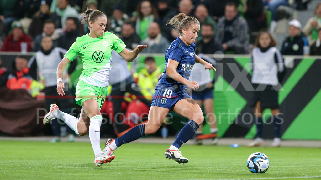 Fussball, UEFA Womens Champions League, VfL Wolfsburg - Paris FC | v.li.: Ewa Pajor (VfL Wolfsburg, 9) und Thea Greboval (Paris FC, 19) im Zweikampf, Duell, Dynamik, Aktion, Action, Spielszene