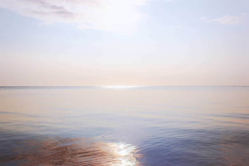 Wandbild: Seidiges Meer im Morgenrot in dezenten Farben | Dieses Wandbild im Querformat zeigt eine wunderschöne Morgenstimmung am Meer. Das Wasser ist ruhig und wirkt seidenartig. Die Sonne kommt gerade wieder hinter einer Wolke hervor und spiegelt sich sowohl in der Ferne als auch im Vordergrund auf dem Meer. Sie möchten Ihre Wände dezent aber stilvoll und elegant dekorieren? Dann holen Sie sich dieses maritime Wandbild. Es ist auf Leinwand, Aluminium-Platte, Acrylglas oder als Holzdruck erhältlich. Die Wandbilder werden individuell für Sie in vielen Abmessungen produziert. Daher passen die Ostseekult Wandbilder immer perfekt an Ihre Wände.