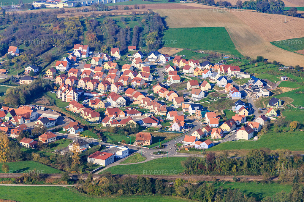 Luftbild: Rue des Vignes in Soultz-sous-Forêts im Bundesland Bas-Rhin in Frankreich. – Foto: IMG_075541.jpg vom 01.11.2014 durch Werner Riehm/FLY-FOTO.de – Auflösung des Originals: 5472 x 3648 px