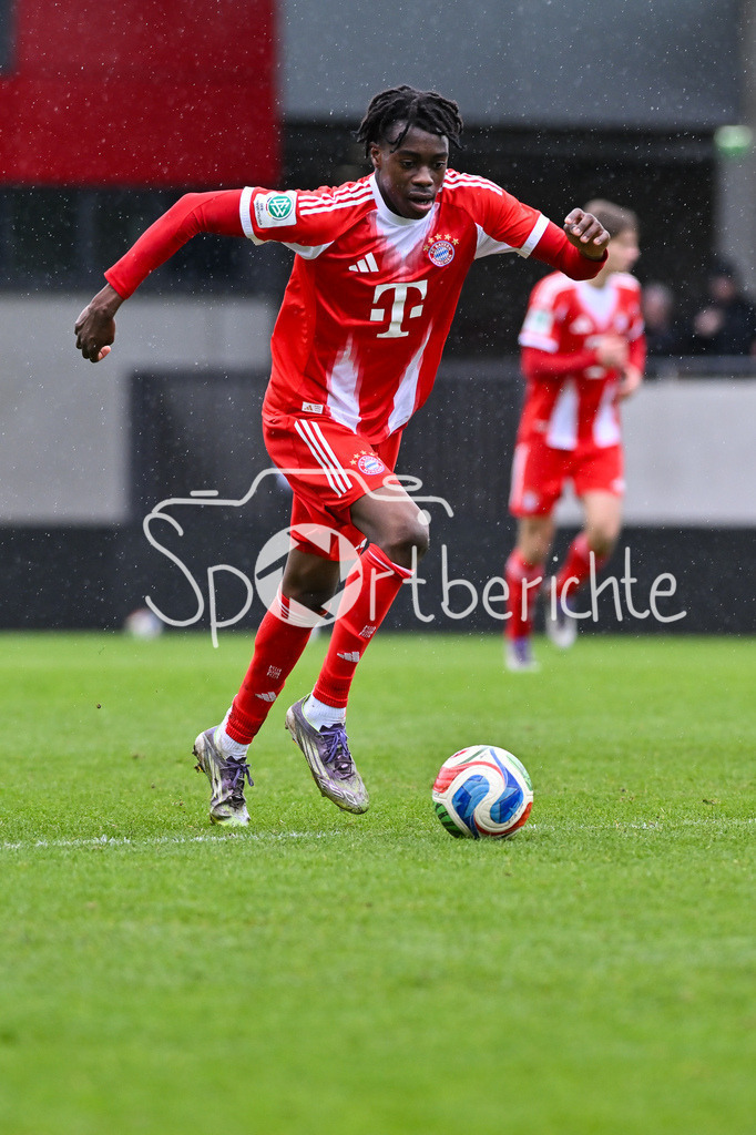 FC Bayern München - Berliner Athletik Klub | MUNICH, GERMANY - 21. FEBRUARY: am BAll Rayan MOUMOUNI (FC Bayern München U19 2)  Einzelfoto / Freisteller während dem Spiel zwischen der U19 des FC Bayern München und der U19 des Berliner Athletik Klubs am 3. Spieltag der DFB-U19 Nachwuchsliga am FC Bayern Campus