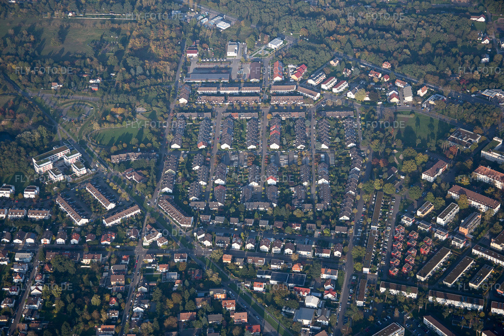 Luftbild: Hagebuttenweg im Ortsteil Neureut in Karlsruhe im Bundesland Baden-Württemberg in Deutschland. Foto: IMG_075464.jpg vom 26.10.2014 durch Werner Riehm/FLY-FOTO.de