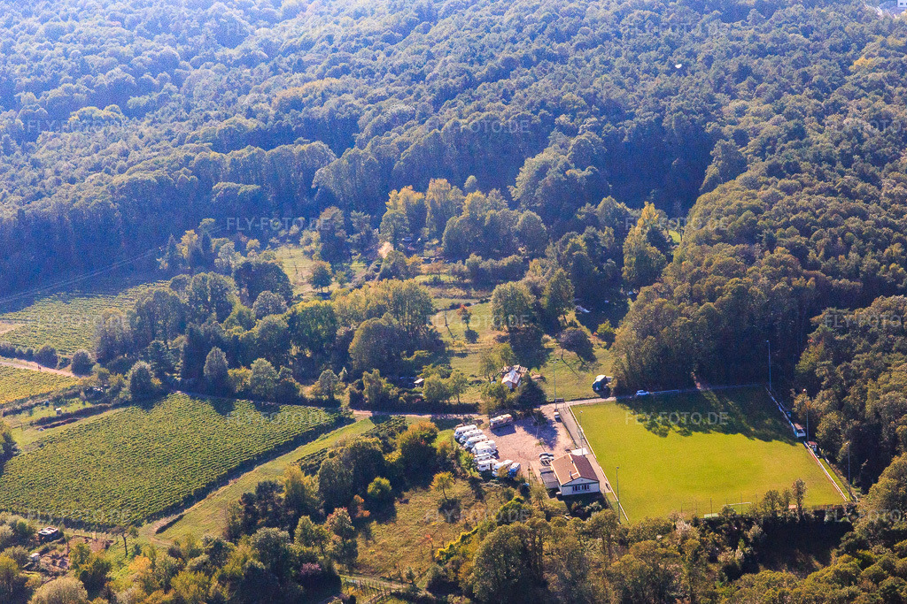Luftbild: Sportplatz des SV 1946 Dörrenbach Fußballverein und Wohnmobil-Stellplatz Dörrenbach in Dörrenbach im Bundesland Rheinland-Pfalz in Deutschland. Foto: IMG_111880.jpg vom 05.10.2018 durch Werner Riehm/FLY-FOTO.deSportverein Dörrenbach