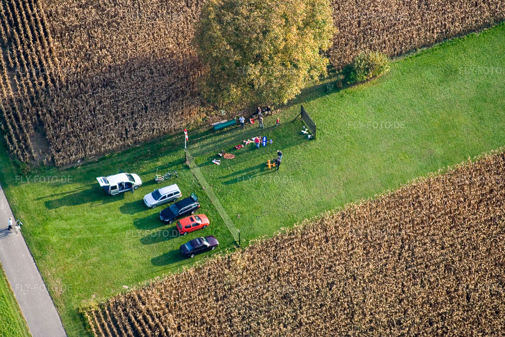 Luftbild: Parkplatz und Start- und Landebahn des Modellflugplatz in Hagenbach im Bundesland Rheinland-Pfalz in Deutschland. Foto: IMG_14128.jpg vom 11.10.2008 durch Werner Riehm/FLY-FOTO.de