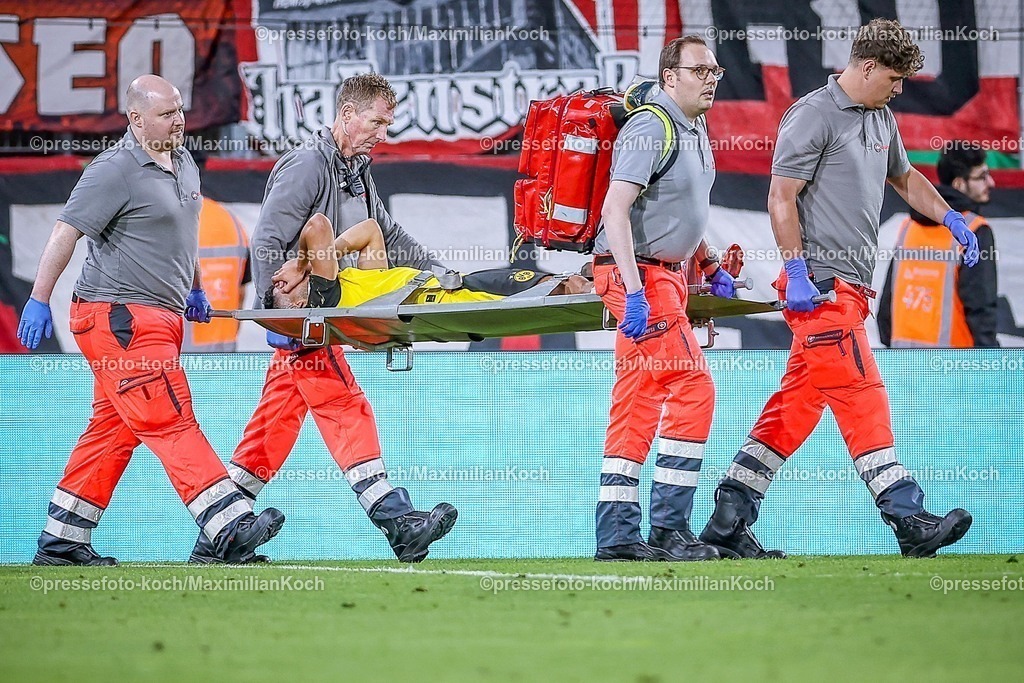 DFB18082501108 | 2025.08.18, Fußball, 1.Runde DFB-Pokal, Rot-Weiss Essen - Borussia Dortmund, Stadion Hafenstraße, Saison 2025 2026: Yan Couto&nbsp;(BVB #02) wird verletzt von Sanitätern auf einer Trage vom Spielfeld getragen Schmerzen Verletzung  DFB regulations prohibit any use of photographs as image sequences and or quasi-video.