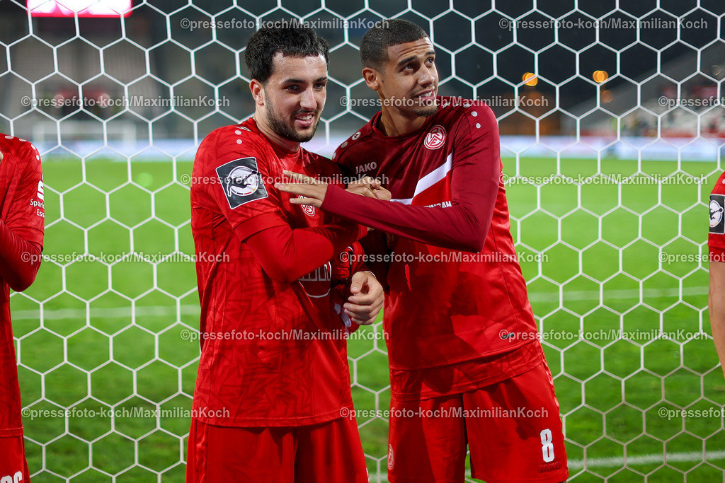RWE3Liga25092402123 | 25.09.2024, Essen, Fußball,  Rot-Weiss Essen – Borussia Dortmund II (U23), bwin 3. Liga Herren, Stadion an der Hafenstraße, 7. Spieltag Saison 2024 2025: Abschlussjubel nach dem 3:1 Sieg -  Dion Berisha (RWE #21) zusammen mit Jimmy Kaparos (RWE #8)DFB regulations prohibit any use of photographs as image sequences and or quasi-video.