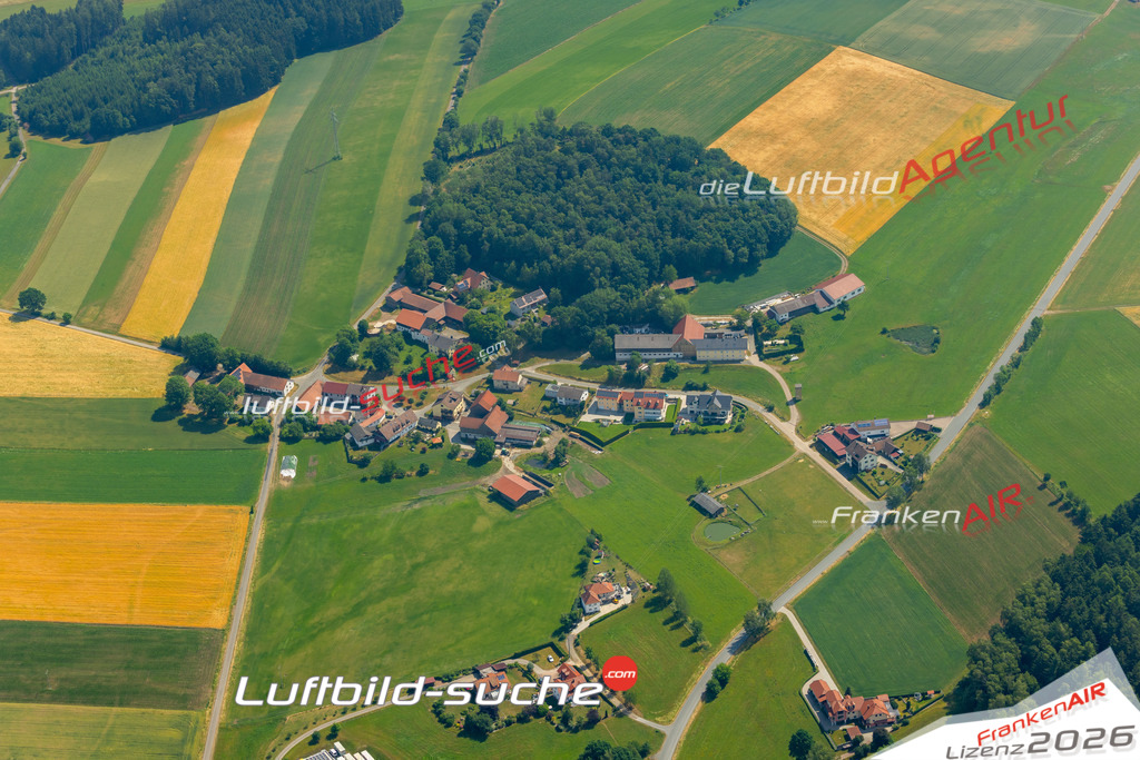 Das Luftbild zeigt : Tressenried Oberviechtach - Die Luftaufnahme wurde 2023 vom UL-Flugzeug aus erstellt ( keine Drohne ) - Hochauflösende Luftaufnahme - Für grossformatige Ausdrucke geeignet. Die Geschenkidee !Mit Lizenz und Bildrechte bestellbar