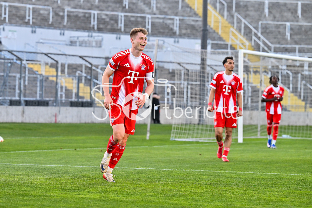 FC Bayern Amateure - TSV Aubstadt | MÜNCHEN, GERMANY - 24. APRIL: Jubel der Amateure nach dem Treffer zum 1-0 durch Anton HEINZ (FC Bayern München II 9) / Tor / Torschuetze / Freude / Happy während dem Match zwischen den Amateuren des FC Bayern und dem TSV Aubstadt am 31. Spieltag der Regionalliga Bayern im Grünwalder Stadion