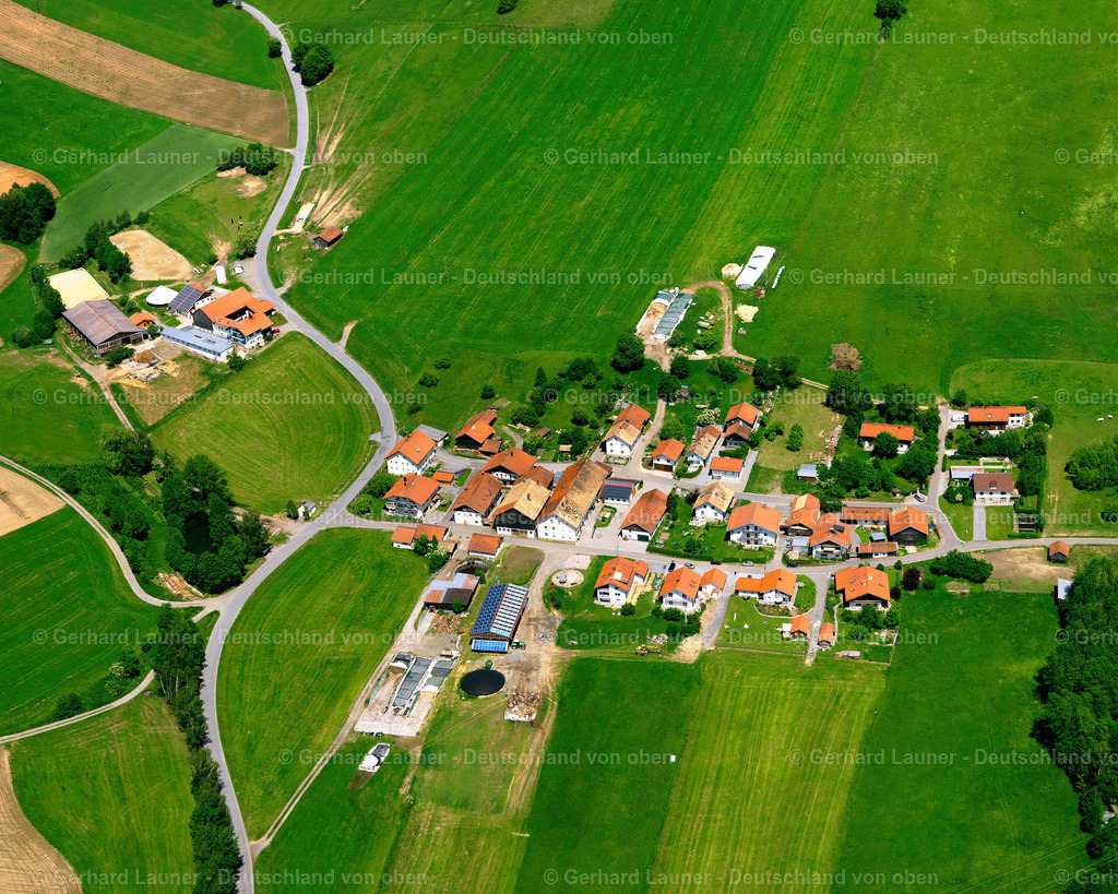 2724070 | MITTERLEINBACH 19.05.2007 Landwirtschaftliche Nutzflächen und Feldgrenzen  umsäumen das Siedlungsgebiet des Dorfes in Mitterleinbach im Bundesland Bayern, Deutschland // Agricultural land and field boundaries surround the settlement area of the village  in Mitterleinbach in the state Bavaria, Germany Foto: Gerhard Launer