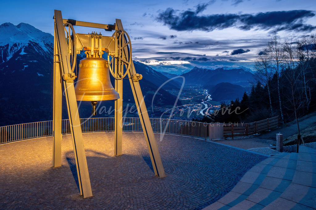 Friedensglocke | Die Friedensglocke in Mösern mit Blick ins Oberinntal