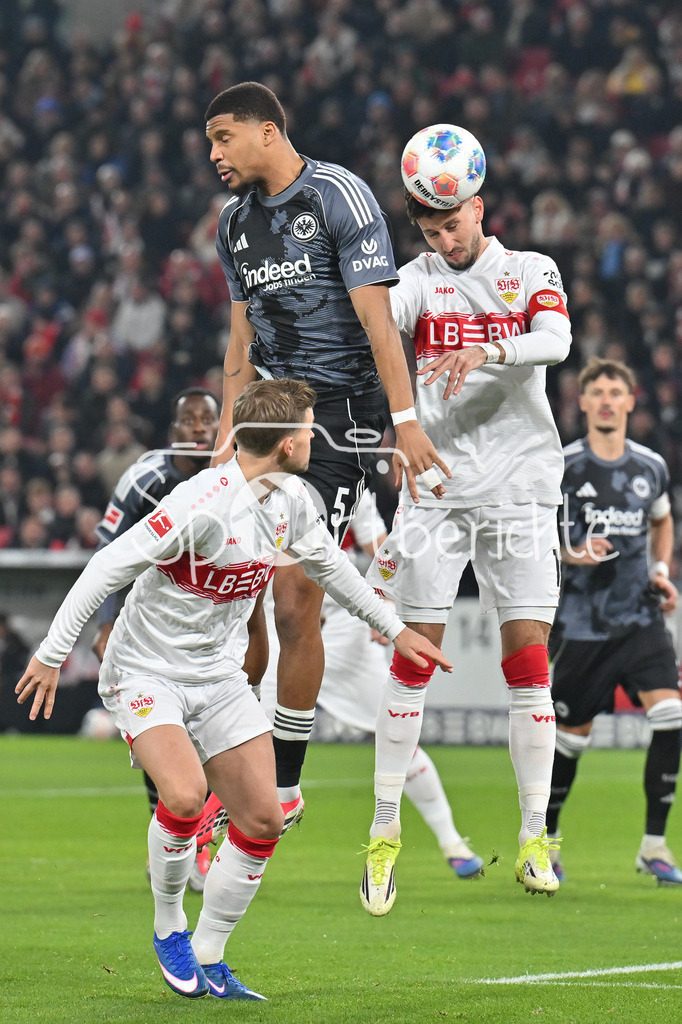 VfB Stuttgart - SG Eintracht Frankfurt | STUTTGART, GERMANY - 13. JANUARY: im Kopfballduell Aurele AMENDA (Eintracht Frankfurt 5) und ATAKAN KARAZOR (VFB STUTTGART 16) während dem Bundesligamatch zwischen dem VfB Stuttgart und der SG Eintracht Frankfurt am 17. Spieltag in der MHP-Arena / DFL REGULATIONS PROHIBIT ANY USE OF PHOTOGRAPHS AS IMAGE SEQUENCES AND/OR QUASI-VIDEO