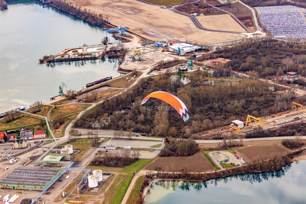 Vue aérienne: Paramoteur au Port du Rhin à Lauterbourg dans le département Bas Rhin, France.Photo: IMG_62483.jpg prise le 01/03/2014 par Werner Riehm/FLY-FOTO.euRésolution de l'original: 4752 x 3168 px