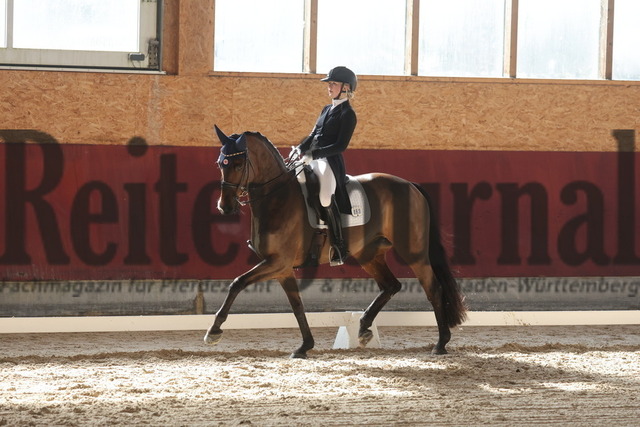 Balingen_2025_Sichtungsturnier_Junge Reiter_Dressurprfg.Kl.S_Carla Marie Porsch_Santa Clara 10 (6) | Alle Fotos der Reiterjournal Fotografin Doris Matthaes im Reiterjournal Online-Fotoshop. - Realisiert mit Pictrs.com