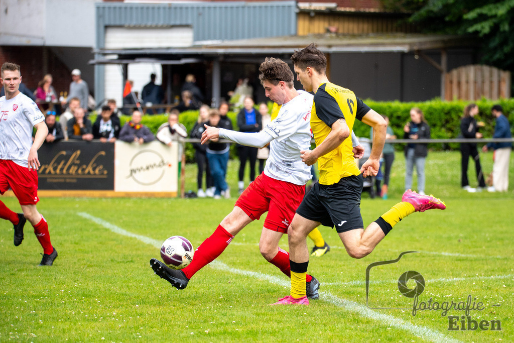 1. FC Ohmstede-SVE Wiefelstede | Herren Kreispokalfinale Jade-Weser-Hunte; 1.FC Ohmestede (gelb) - SVE Wiefelstede (weiß) am 16.06.2024; in Obenstrohe (Plaggenkrugstraße), Photo: Philip Eiben 2024 - Realisiert mit Pictrs.com