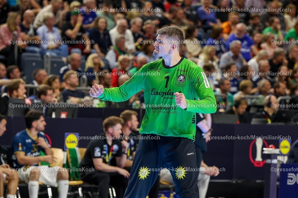 xSSCx18042602072 | 18.04.2026, xsscx, Handball, DHB-Pokal Lidl Final4, Halbfinale, Bergischer HC - SC Magdeburg, Saison 2025 / 2026 Herren, Lanxess Arena, Köln: Christopher Rudeck (Bergischer HC #01) motiviert die Fans Photo: xSandraxScherningxPressefotoKochx