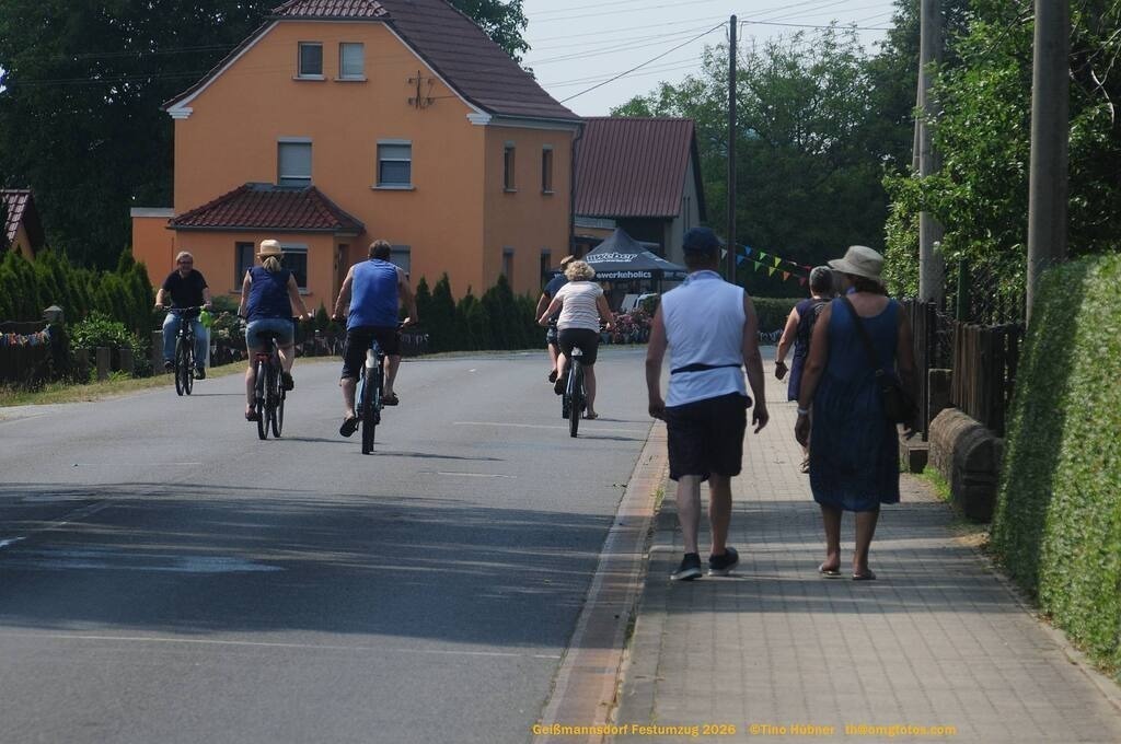 Geißmannsdorf-2026-Festumzug-210 | Festumzug in Geißmannsdorf bei Bischofswerda im Juni 2026. Fotografische Eindrücke und Momentaufnahmen vom Festumzug anläßlich des 800-jährigen Bestehens von Geißmannsdorf - mit Teilnehmern und Gästen, Strohpuppen und geschmückten Vorgärten und Grundstücken - Realisiert mit Pictrs.com