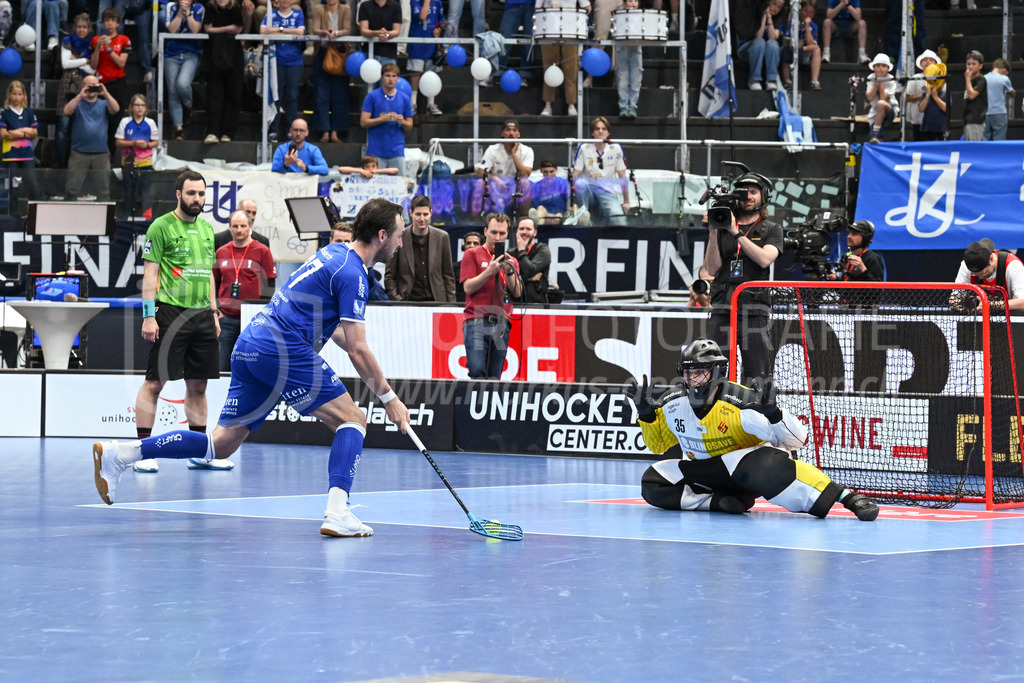 Zug United - HC Rychenberg - 25. April 2026 | Robin Nilsberth (#97 Zug United) scheitert an Eric Kunz (#35 HC Rychenberg Winterthur) und macht den HCR damit zum Schweizer Meister am L-UPL Superfinal-Spiel zwischen Zug United und HC Rychenberg am 25. April 2026 in der BCF Arena, Fribourg, Schweiz.Bild: Sportfotografie Markus Aeschimann | www.markus-aeschimann.ch - Realisiert mit Pictrs.com