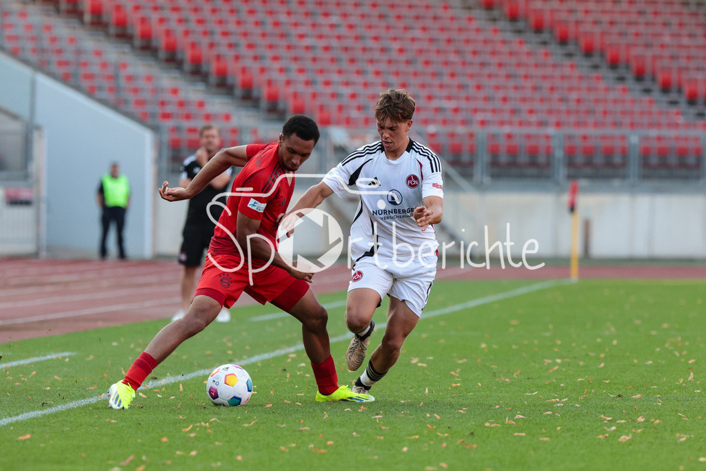 1. FC Nürnberg II - FC Bayern Amateure | Im Duell  Vincent MANUBA (FCB #2) und Moritz WIEZORREK (FCN #17) / Zweikampf
