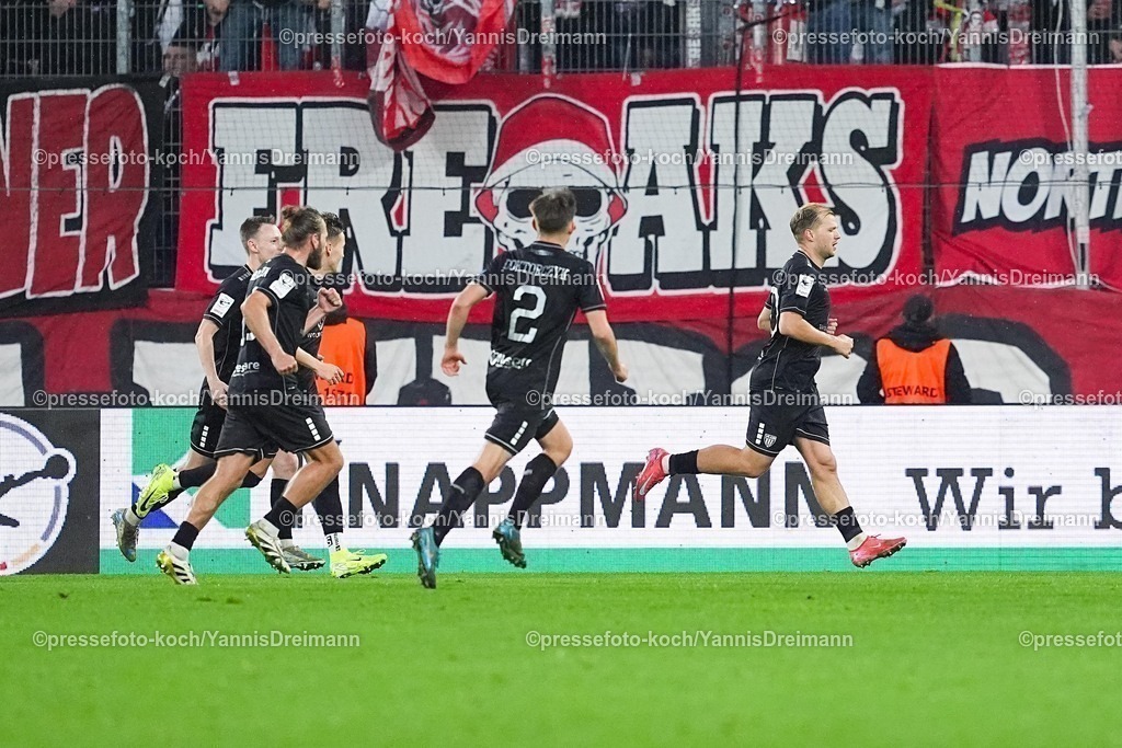 xYDRx02112501030 | 02.11.2025, xydrx, Fußball, 3.Liga, Rot-Weiss Essen - 1.FC Schweinfurt 05, Saison 2025 2026, Stadion an der Hafenstraße: Torjubel nach dem Tor zum 1:1 für den 1.FC Schweinfurt durch Torschütze Johannes Geis (1.FC Schweinfurt 05 #30)   DFB regulations prohibit any use of photographs as image sequences and or quasi-video.
