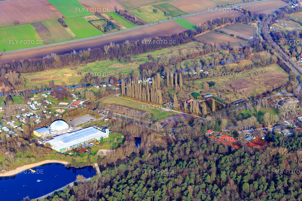Strandbad und Camping im Freizeitzentrum Moby Dick | Luftbild: Strandbad und Camping im Freizeitzentrum Moby Dick in Rülzheim im Bundesland Rheinland-Pfalz in Deutschland. Foto: IMG_145107.jpg vom 04.01.2025 durch Werner Riehm/FLY-FOTO.de - Realisiert mit Pictrs.com