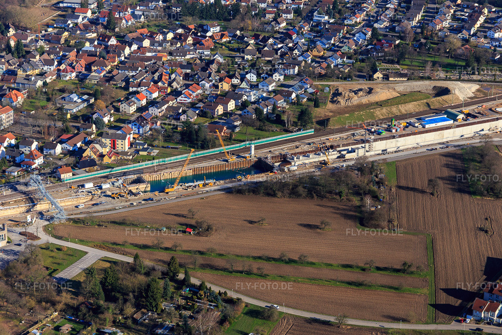 Luftbild: ICE Trassenbaustelle mit Betonsarg und Eisenbahntunnel Rastatt Portal Süd im Ortsteil Niederbühl in Rastatt im Bundesland Baden-Württemberg in Deutschland. Foto: IMG_104886.jpg vom 14.03.2018 durch Werner Riehm/FLY-FOTO.deMenü schließen