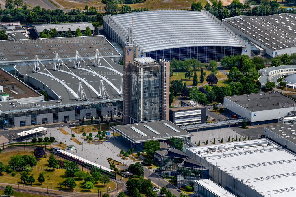 4030698 | HANNOVER 02.06.2020 Büro- und Unternehmensverwaltungs Hochhaus- Gebäude " Deutsche Messe AG - Bürohaus 1 " an der Straße Nordallee im Ortsteil Mittelfeld in Hannover im Bundesland Niedersachsen, Deutschland. Weiterführende Informationen bei: Deutsche Messe,  Hannover.de Internet Gesellschaft mit beschränkter Haftung. // Office and corporate management high-rise building " Deutsche Messe AG - Buerohaus 1 " on street Nordallee in the district Mittelfeld in Hannover in the state Lower Saxony, Germany. Further information at: Deutsche Messe,  Hannover.de Internet Gesellschaft mit beschraenkter Haftung. Foto: Gerhard Launer