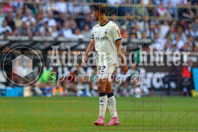 Borussia Mönchengladbach vs Hamburger SV - Bundesliga  | Mönchengladbach, Deutschland, 24.08.25:   Fabio Chiarodia (Borussia Mönchengladbach) schaut waehrend des Spiels der Bundesliga zwischen Borussia Mönchengladbach vs Hamburger SV im Stadion im Borussia Park(Foto von Brauer-Fotoagentur / Adrian Schlueter)