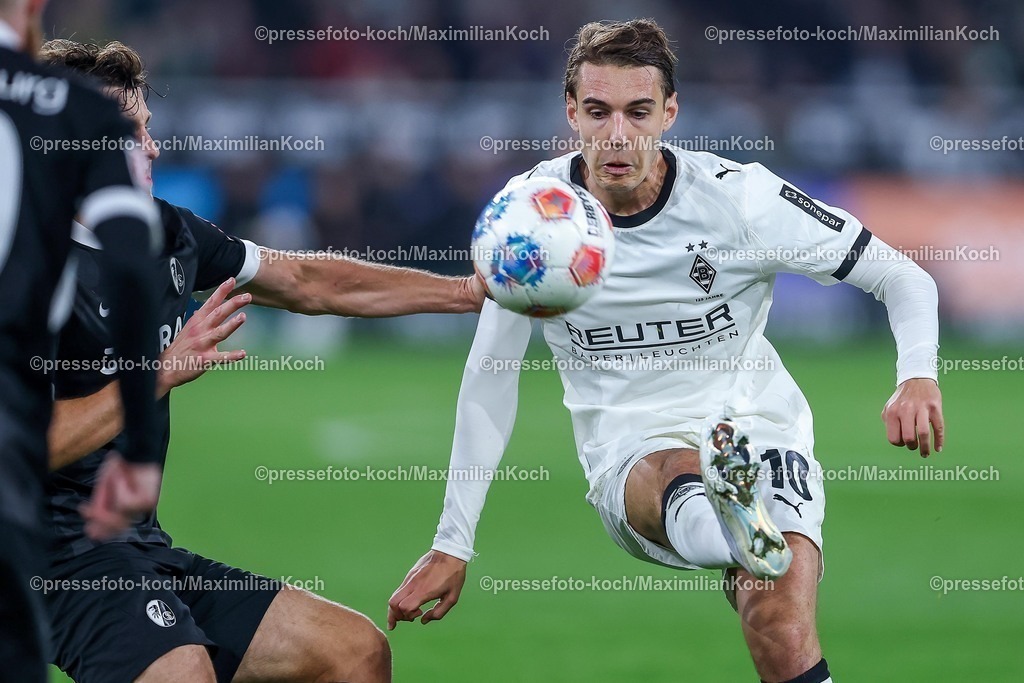 BMG05102501097 | 05.10.2025, Fußball, Borussia Mönchengladbach - SC Freiburg, 1. Fußball Bundesliga, Borussia-Park, Saison 2025 2026: Florian Neuhaus&nbsp;(Borussia Mönchengladbach #10) DFB regulations prohibit any use of photographs as image sequences and or quasi-video.